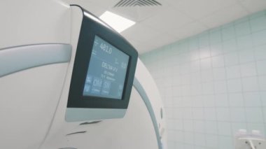 Klinikteki çağdaş bilgisayarlı tomografi tarayıcısının hasta verilerini içeren dijital ekran. Tıbbi teknoloji