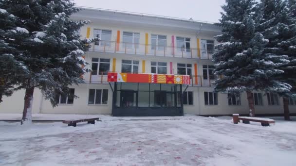新的幼儿园大楼 有彩色立面 冬季关闭入口 学龄前儿童机构 — 图库视频影像