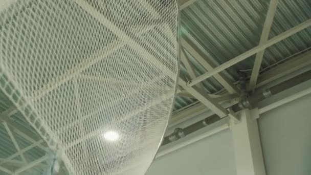 現代のスポーツ複合低角度ショットで天井の下に保護メッシュ 大型格納庫に設置されたスポーツ用具 — ストック動画