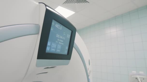 Digitaal Scherm Met Patiëntgegevens Hedendaagse Computer Tomografie Scanner Kliniek Closeup — Stockvideo