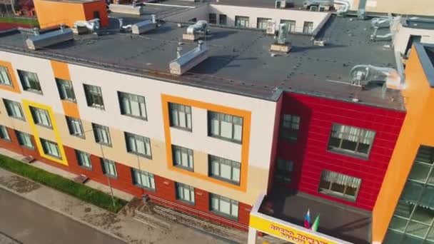 Fargerik Skolebygning Med Oransje Firkanter Fasade Kommunens Flybilde Samtidig Byarkitektur – stockvideo