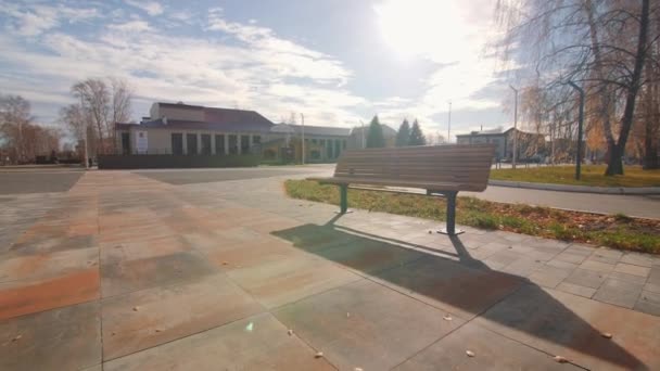 Banc Bois Vide Sur Place Dans Parc Urbain Jour Ensoleillé — Video