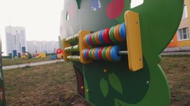 Anaokulunun yakınındaki çocuk parkında büyük tahta sayma boncukları olan abaküs. Küçük çocuklar için geliştirme aracı
