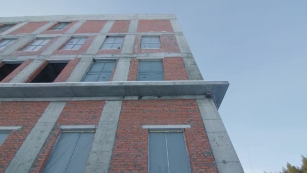 移动通过废弃的工厂建筑的砖和混凝土在城市的特写镜头低角度拍摄 工业结构 — 图库视频影像
