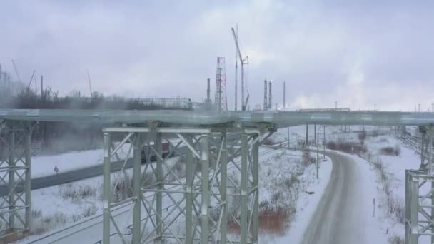 Autók Hajtanak Mentén Felüljáró Csővezetékek Ellen Nagy Ipari Komplexum Télen — Stock videók