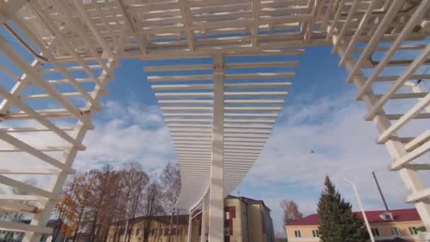 Snygg Träbod Gjord Tunna Plankor Urban Park Blå Himmel Med — Stockvideo