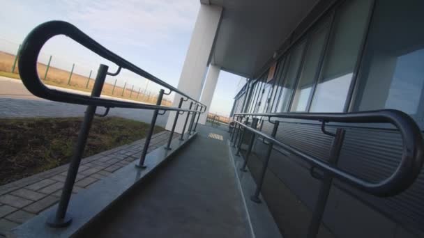 Rampe Fauteuil Roulant Avec Balustrades Métalliques Près Entrée Caméra Centre — Video