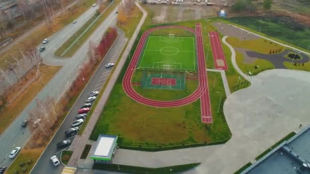 秋季城市空中景观中的大型运动场 球场设有球类运动场地和慢跑跑道 培训和娱乐场所 — 图库视频影像