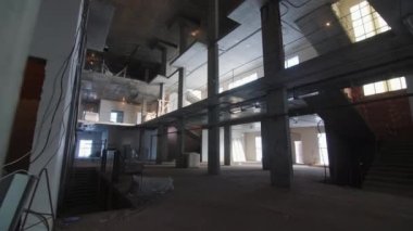 Bakım sırasında büyük iş merkezi binasının içinde beton yapılar. Eski fabrikanın yeniden inşası