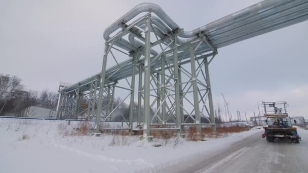 Nakliye Kamyonu Kış Günü Gaz Altında Boru Hattı Taşıyor Endüstriyel — Stok video