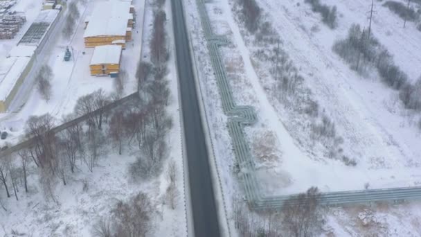 Rurociągi Przychodzące Stacji Grzewczej Pobliżu Pustej Drogi Wiejskiej Zimie Widok — Wideo stockowe