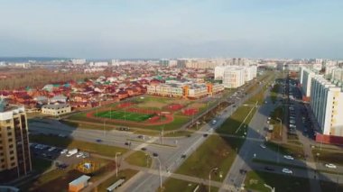 Günbatımı hava manzaralı modern şehirde spor merkezinin yanındaki büyük spor sahası. Kentsel alanda spor salonu