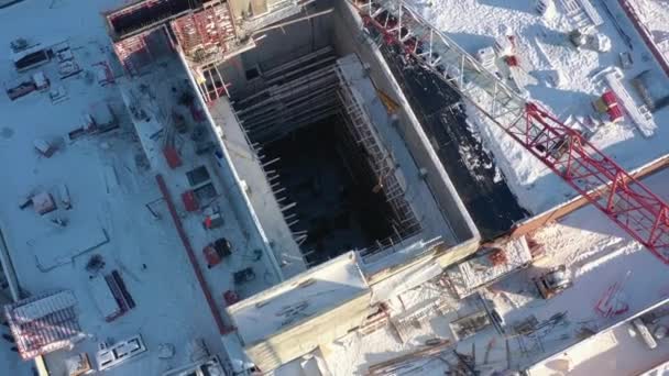 Crane Transporterar Gods Över Oavslutade Industribyggnad Byggarbetsplatsen Vinter Antenn Material — Stockvideo