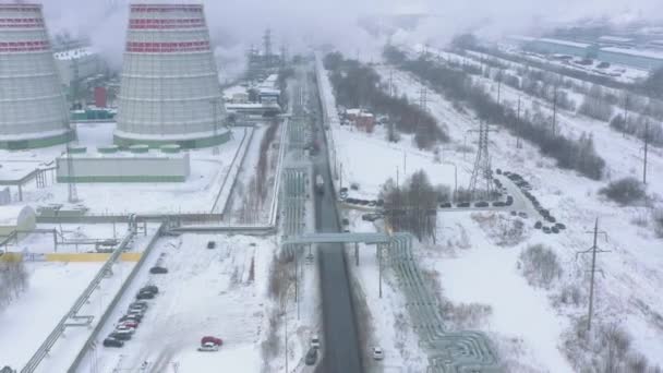 Heizwerk Mit Kühltürmen Und Überführungsleitungen Der Nähe Der Landstraße Wintertag — Stockvideo