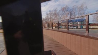 Sonbahar parkındaki açık tiyatroda izleyiciler için ahşap basamaklar. Ziyaretçiler için boş banklar şehir bahçesinde dinleniyor