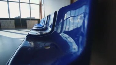 Spor salonundaki sandalyeler, cadde üzerindeki istasyon kenarındaki banklar ve şehirde geniş cadde boyunca giden arabalar. Kombine atış. Şehir hayatı