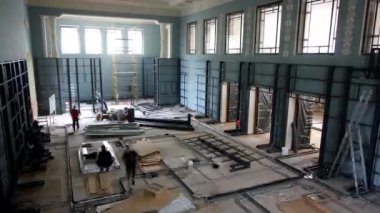 Günlerce elektronik mağazasında duvar dekorasyonu ve ekipman kurulumunun zamanlaması. Profesyonel bina ve inşaat işleri.