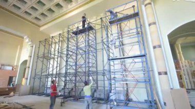 Günlerce geniş sergi salonundaki duvarda leşin ve büyük siyah ekran kurulumunun zamanı. Eğlence etkinliği hazırlığı