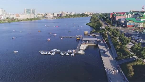 Barcos Motor Cerca Muelles Río Tranquilo Paseo Marítimo Ciudad Soleado — Vídeos de Stock