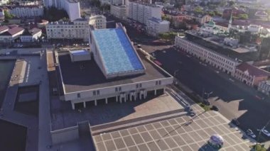 Nehir liman istasyonu çatıda mavi elementle dolup taşan gökdelen manzaralı yüksek binalara karşı. Kentsel mimari gelişimi