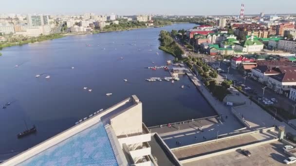 Nehir Kıyısında Büyük Bir Körfez Modern Şehir Hava Manzarasında Yüzeyinde — Stok video