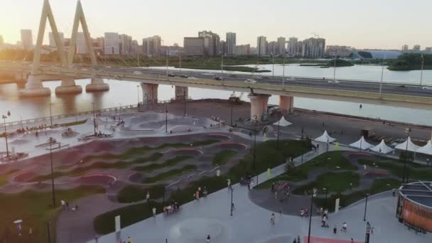 Cykelspår Och Skateboard Pool Floden Nära Millennium Bro Antenn Urban — Stockvideo