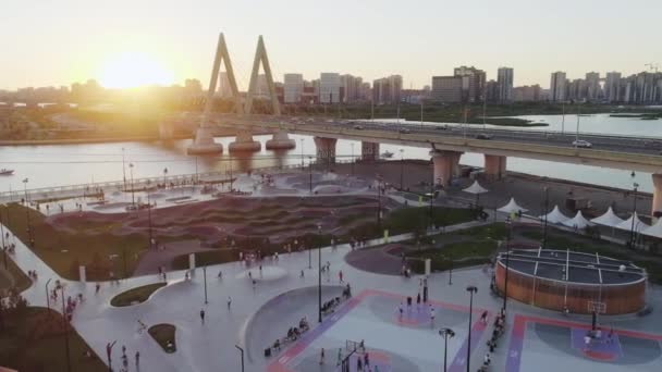 Grande Campo Sportivo Con Diversi Campi Sulla Riva Del Fiume — Video Stock