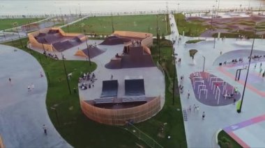 Modern kaykay rampaları, Alacakaranlık Kuşbakışı 'nda nehir kenarındaki spor sahasında. Şehirdeki aşırı atletik numaralar için ekipman.