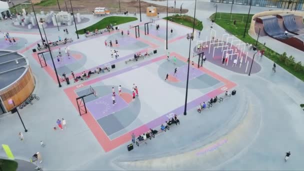 五彩缤纷的篮球场 运动员们在城市公园附近的建筑物鸟瞰 棒球场地面上的棒球场 — 图库视频影像