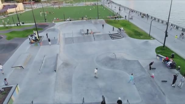 Jugendliche Vergnügen Sich Eislaufbecken Aus Beton Flussufer Abendlichen Stadtluftbild Platz — Stockvideo