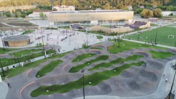 Terrain Sport Moderne Avec Courts Équipés Dans Grand Parc Urbain — Video