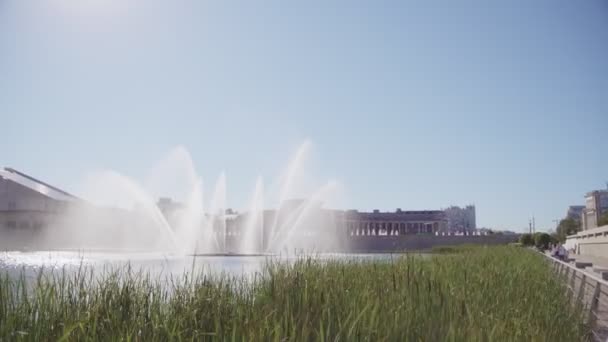 Wunderschöner Springbrunnen Mit Hohen Düsen Auf Dem See Der Nähe — Stockvideo