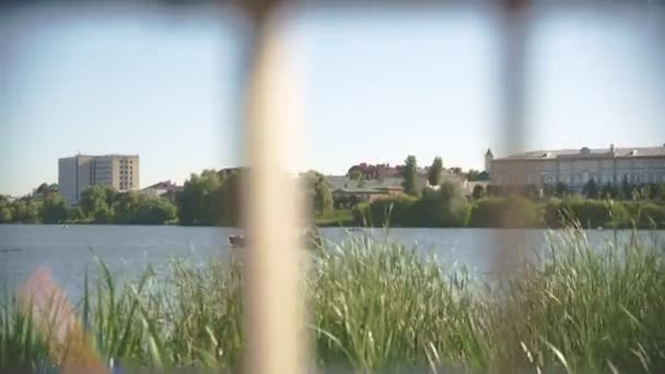 Starověký Styl Loď Pluje Podél Klidné Jezero Vody Proti Modernímu — Stock video