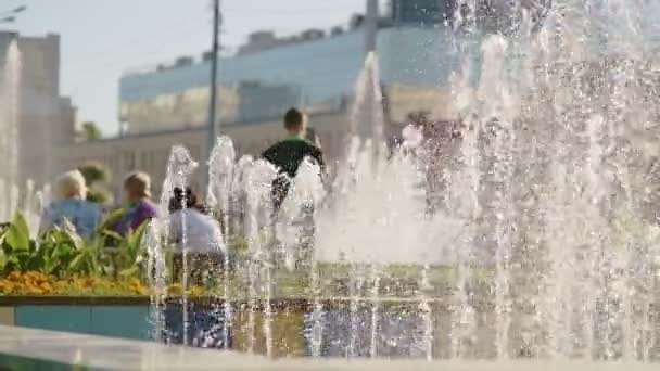 在当代城市特写中跳着喷泉的水柱和玩着儿童游戏 在市区街道上重新装修和玩乐 — 图库视频影像