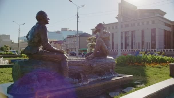 Escultura Homem Demônio Log Instalado Praça Cidade Contemporânea Dia Verão — Vídeo de Stock