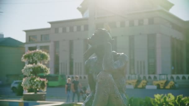 Rêver Statue Laiton Diable Dans Parc Ville Contre Bâtiment Public — Video