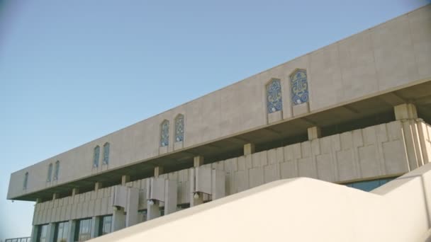 Orientalne Elementy Dekoracyjne Dachu Pałacu Kultury Mieście Pod Błękitnym Niebem — Wideo stockowe