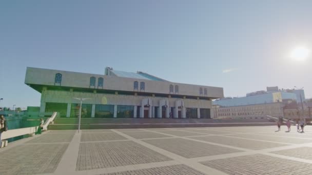 Concrete Rivier Terminal Station Met Glazen Ingang Plein Aan Stedelijke — Stockvideo