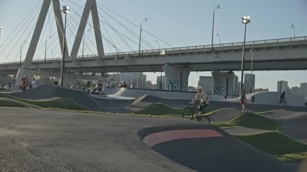 Kazan Tatarstan Russia 2021年7月6日 青少年骑自行车在千禧桥附近的运动场上沿着丘陵地带 2006年7月6日在喀山举行的当代体育和活动场所 — 图库视频影像