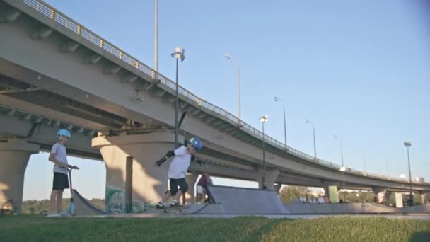 Kazan Tatarstan Rusia Julio 2021 Niño Con Patinete Scooter Mira — Vídeos de Stock