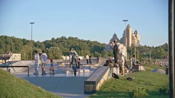Kazan Tatarstan Russia July 2021 사람은 공원의 슬로우 모션에서 램프를 — 비디오