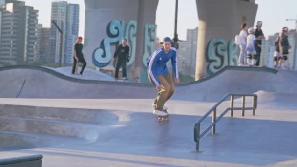 Kazan Tatarstan Russia Juli 2021 Man Träningsoverall Rider Skateboard Längs — Stockvideo