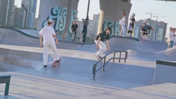 Kazan Tatarstan Russia Juli 2021 Man Met Skateboard Springt Trainingsreling — Stockvideo