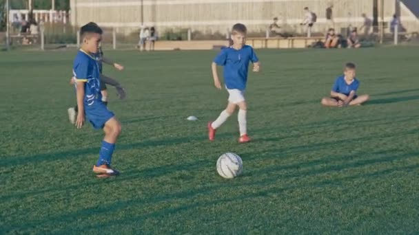 Kazan Tatarstan Russia 2021年7月6日 トレーニング中にグリーンフィールドでチームメイトと一緒にサッカーをする少年 7月6日にカザンで行われる子供向けスポーツクラブ — ストック動画