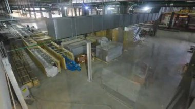 İnşaat alanındaki atölyeye günlerce kurulacak hava havalandırma sisteminin zamanlaması. Fabrika iletişimi