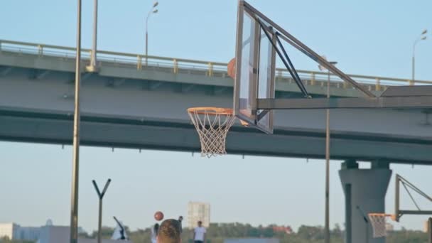 Kazan Tatarstan Russland Juli 2021 Jungen Werfen Basketballkorb Auf Einem — Stockvideo