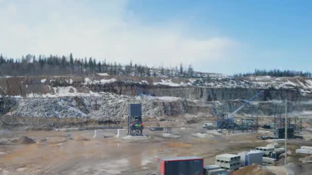 采场采场冬季输送带系统的组装时间 在采石场安装矿石运输设备 — 图库视频影像