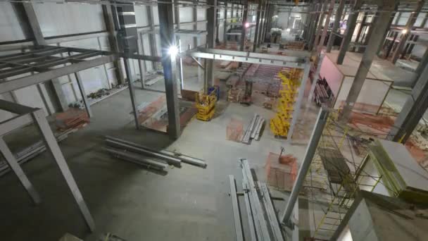 数週間中に建設現場で大規模な倉庫ビル内の2階のインストールのタイムラプス 溶接死体及び基礎 — ストック動画