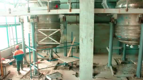 Timelapse Enormi Serbatoi Metallici Controllo Parte Operai Professionisti Officina Durante — Video Stock