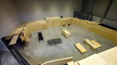 Aylar boyunca geniş salonda toplanan büyük kapalı kaykay havuzu zamanı. Eğitim ve dinlenme için inşa yeri